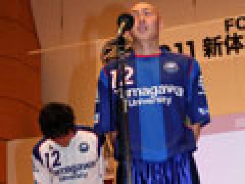 盯田泽维亚2011赛季主客场球衣
