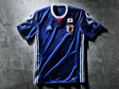 日本国家队亮相世界杯20周年纪念球衣