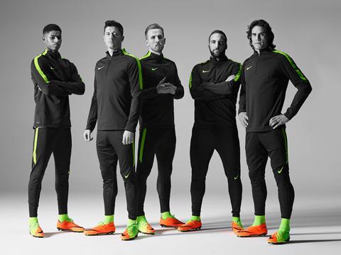 绿茵“终结者”—全新耐克HYPERVENOM 3足球鞋