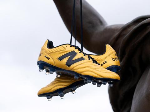 New Balance 发布限量版金色 442 v2 足球鞋