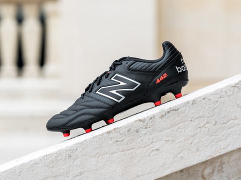 New Balance 发布黑色 442 v2 足球鞋
