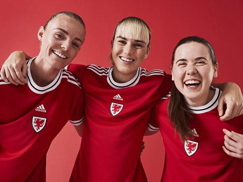 威尔士女足代表队 2022-23 赛季主场球衣