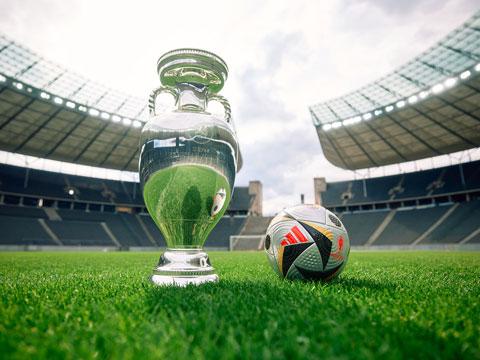 FUSSBALLLIEBE FINALE — 2024 年欧洲杯半决赛及决赛官方比赛用球
