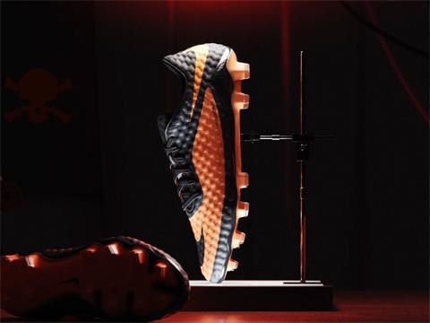 耐克 Hypervenom RGN 战靴重磅归来